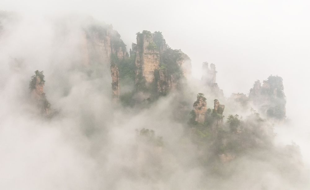 The Foggy Peaks od David Hua
