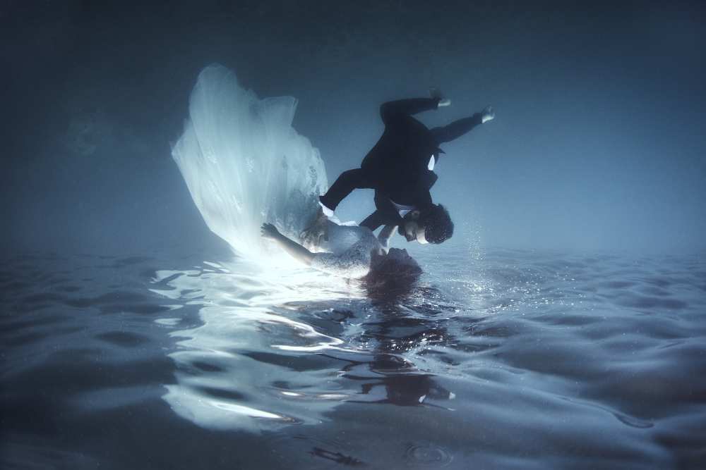Underwater trash the dress od Davide Lopresti