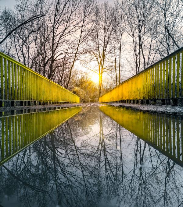 Spiegelung auf einer Brücke od Dennis Wetzel