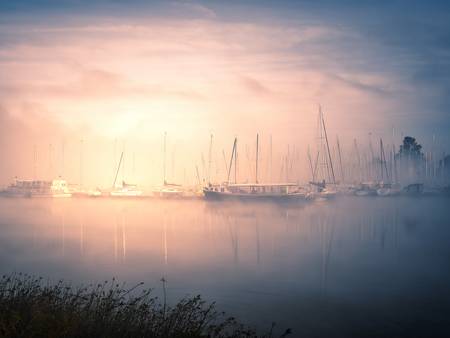 Hafen Cospudener See bei Sonnenaufgang im Nebel