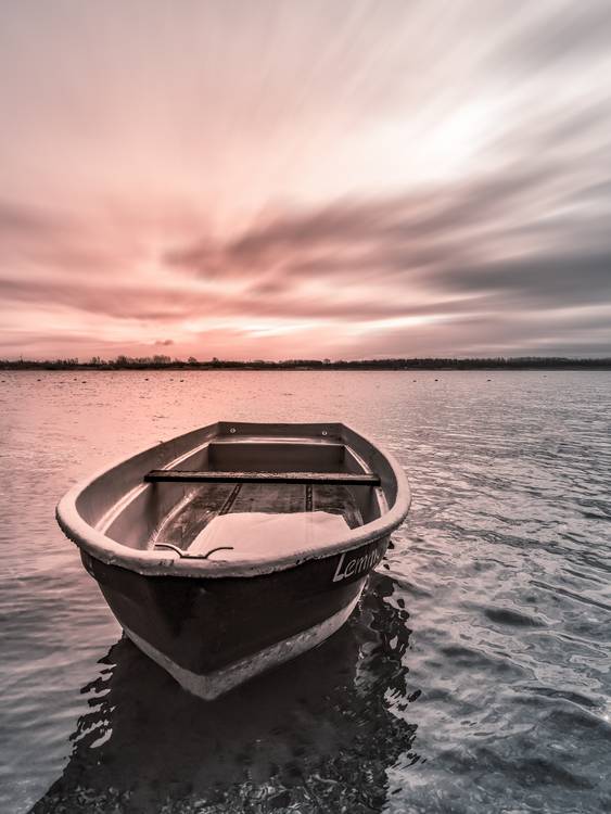 verlassenes Boot an der Schladitzer Bucht im Sonnenschein od Dennis Wetzel