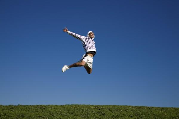 man jumping od Diego Cervo