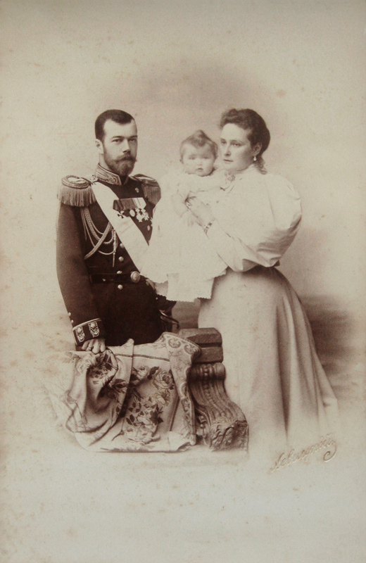 Portrait of Nicholas II of Russia with Alexandra Fyodorovna and Daughter Olga od Dimitrij Grigorjewitsch Lewizkij