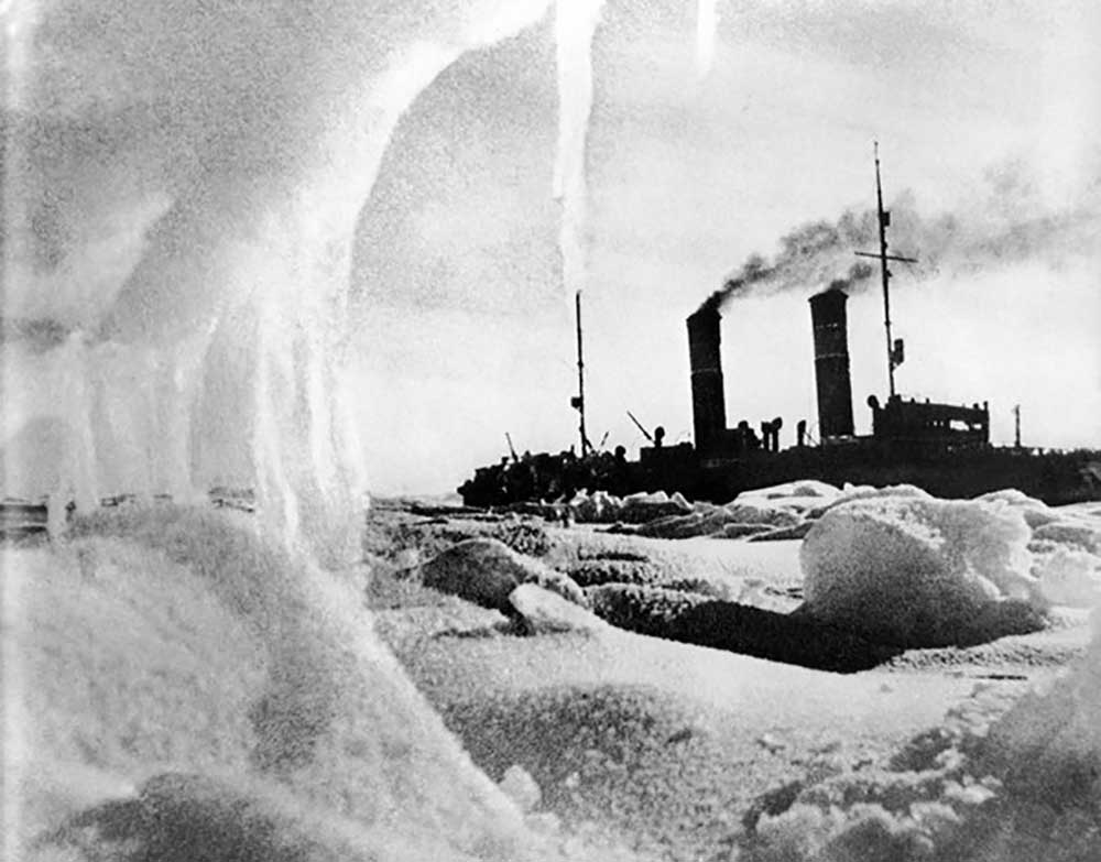 Icebreaker Krasin among ice floes of the Arctic Ocean od Dmitri Georgiewitsch Debabow