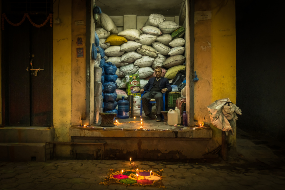 The Rice sacks shop - Night at the narrow streets of Kathmandu od Doron Margulies