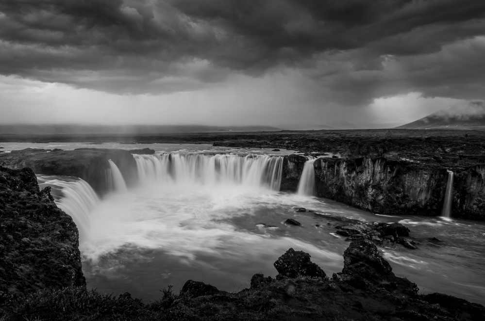 The Waterfall of the Ancient Gods od Dov Fuchs