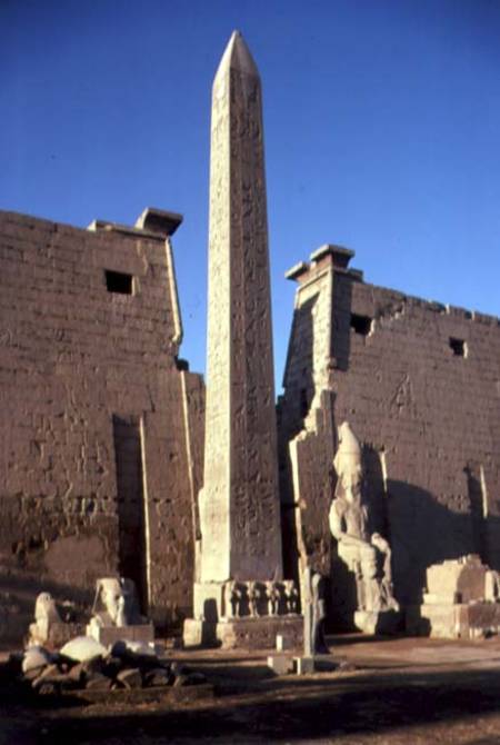 Centre of the facade with the obelisk and a statue of Ramesses II (1298-32 BC) New Kingdom (photo) od Egyptian