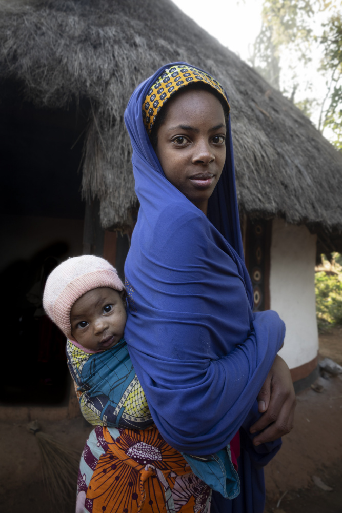 young mum with her child at Idool palace, Cameroon od Elena Molina