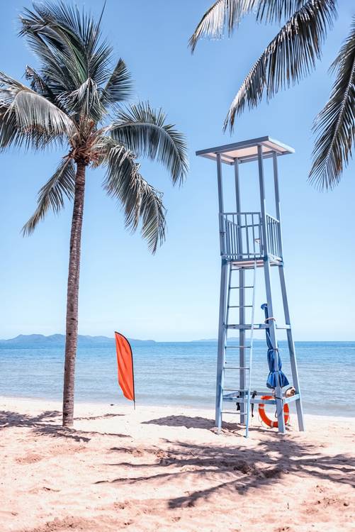 Lifeguard Stand on the beach od emmanuel charlat