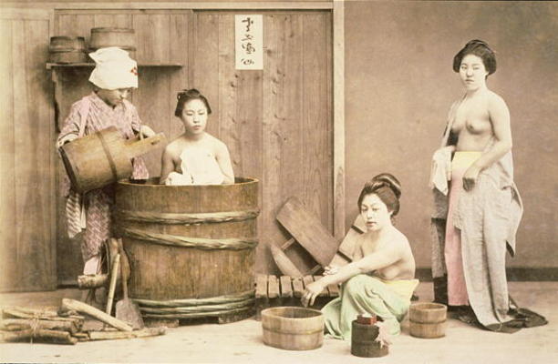 Geishas bathing, c.1880s (hand-coloured albumen print) od English Photographer, (19th century)