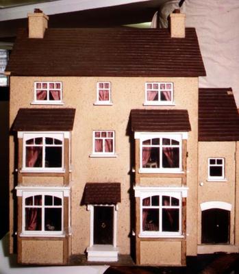 Exterior of a home-made doll's house, 1926 (mixed media) od English School, (20th century)