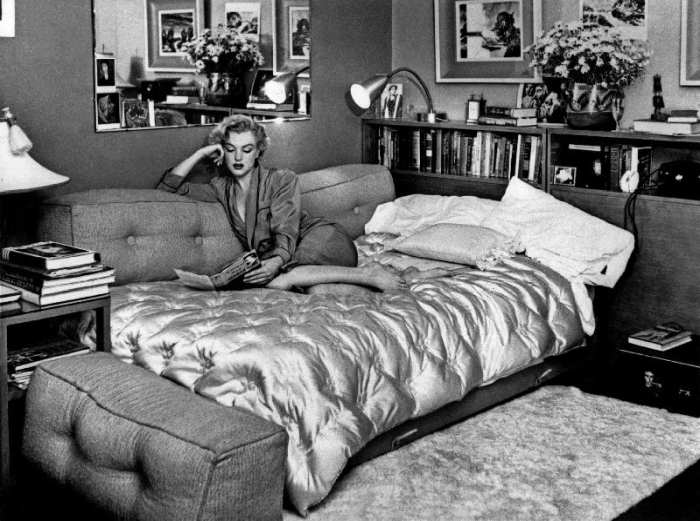 Marilyn Monroe at home in Hollywood od English Photographer, (20th century)