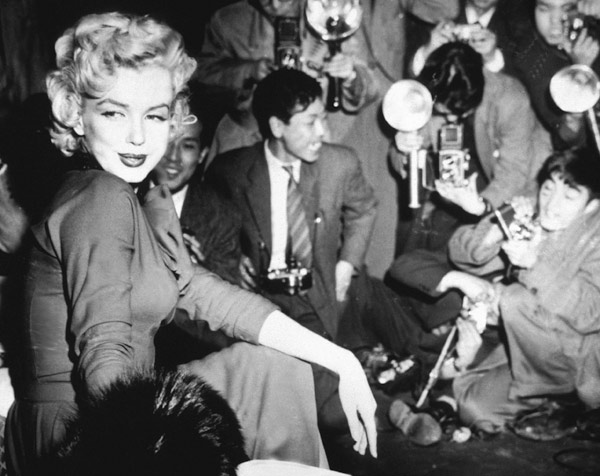 Marilyn Monroe surronded by photographers od English Photographer, (20th century)