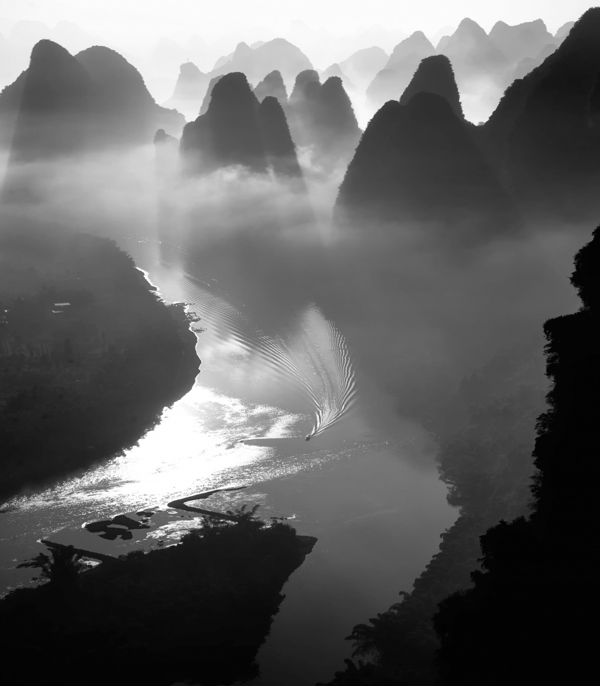 The boat in Li River od Fabrizio Massetti