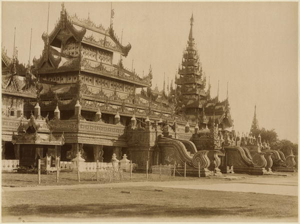 The Hman Kyaung or the glass monastery, Burma, c.1890 (albumen print) (b/w photo)  od Felice (Felix) Beato