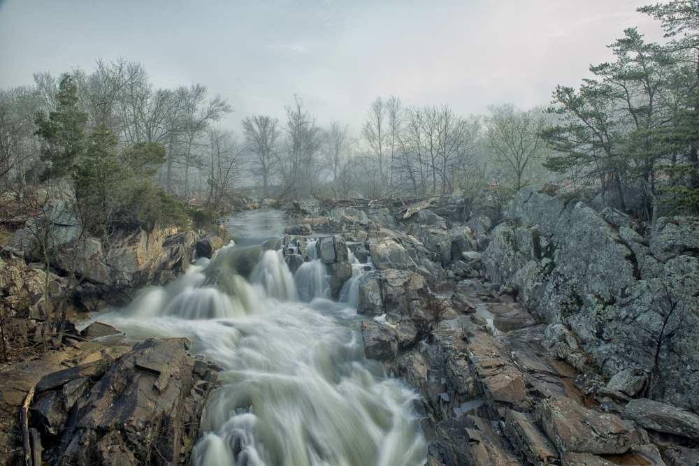 Dawn at Middle Falls od Fred Walker