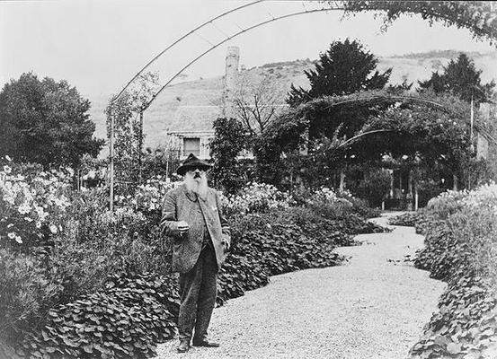 Claude Monet (1841-1926) in his garden at Giverny, c.1925 (b/w photo) od French Photographer, (20th century)