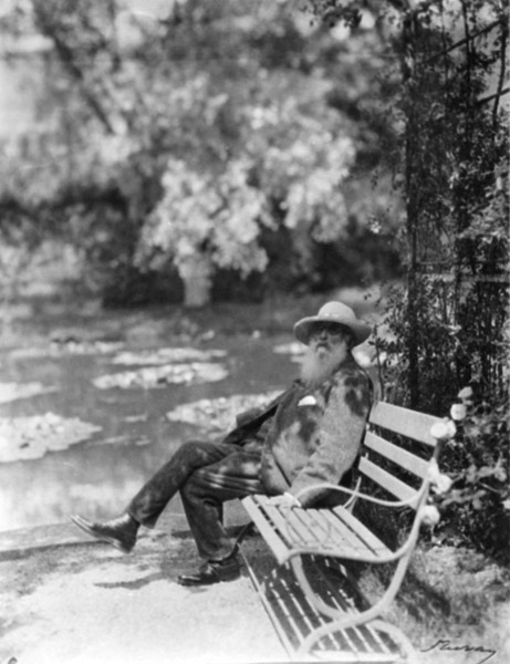 Claude Monet (1841-1926) in his garden at Giverny, c.1920 (b/w photo) od French Photographer, (20th century)