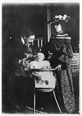 Paul Valery (1871-1945) his wife Jeannie Gobillard (1877-1970) and their child, 1904 (b/w photo) od French Photographer, (20th century)