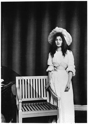 Portrait of Julie Manet aged 16 (1878-1966) 1894 (b/w photo) od French Photographer, (20th century)