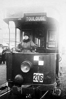Woman driving a tram in Toulouse during World War One, 1914-18 (b/w photo) od French Photographer, (20th century)