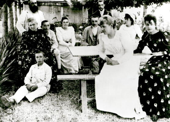 The Monet and Hoschede families, c.1880 (b/w photo) od French School, (19th century)