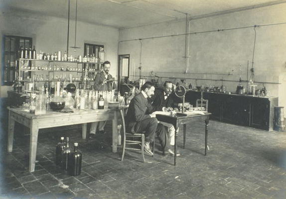A corner of the chemistry laboratory, from 'Industrie des Parfums a Grasse', c.1900 (photo) od French School, (20th century)