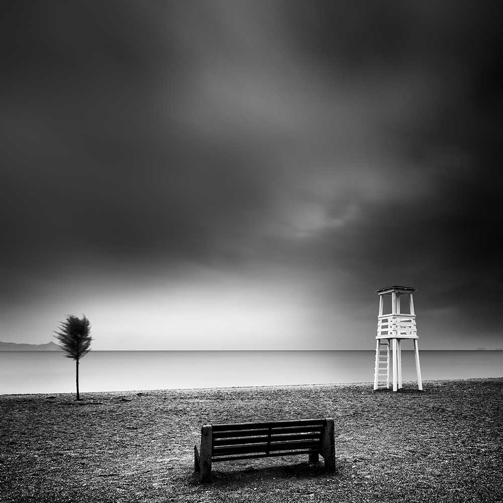Bench on the Beach od George Digalakis