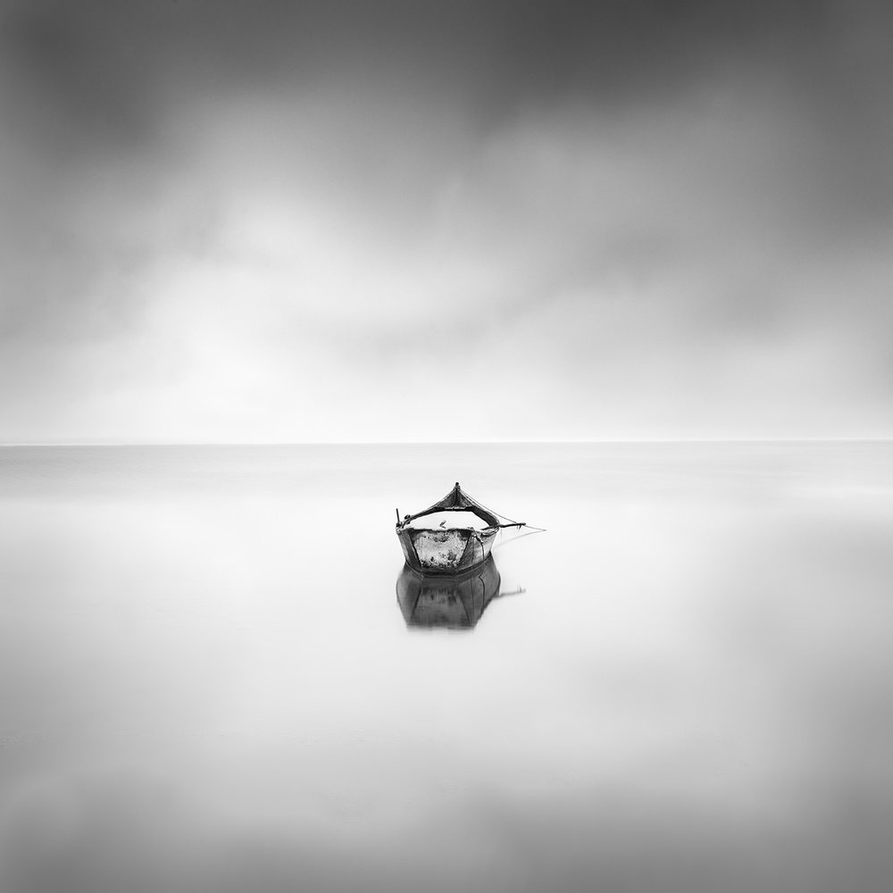 Lonely boat od George Digalakis