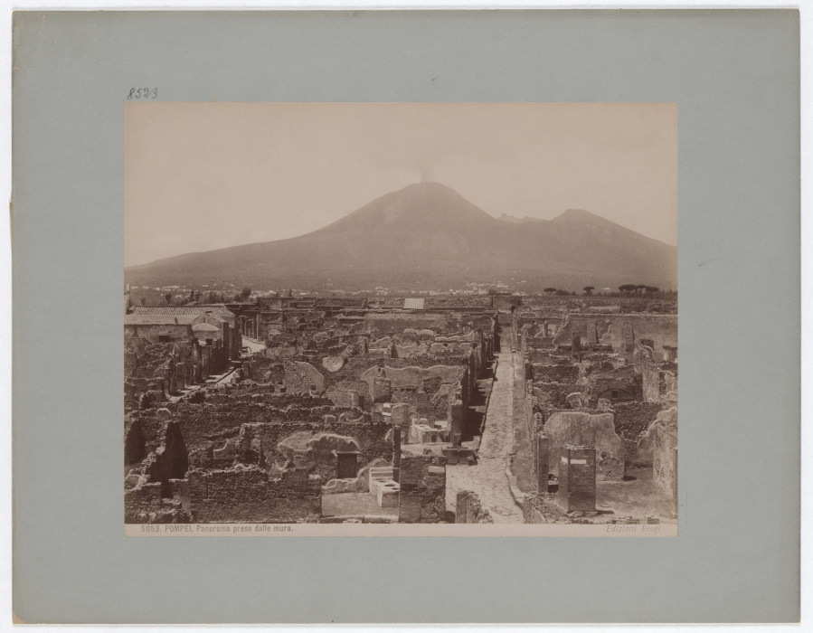 Pompeii: Panorama taken from the walls, No. 5053 od Giacomo Brogi