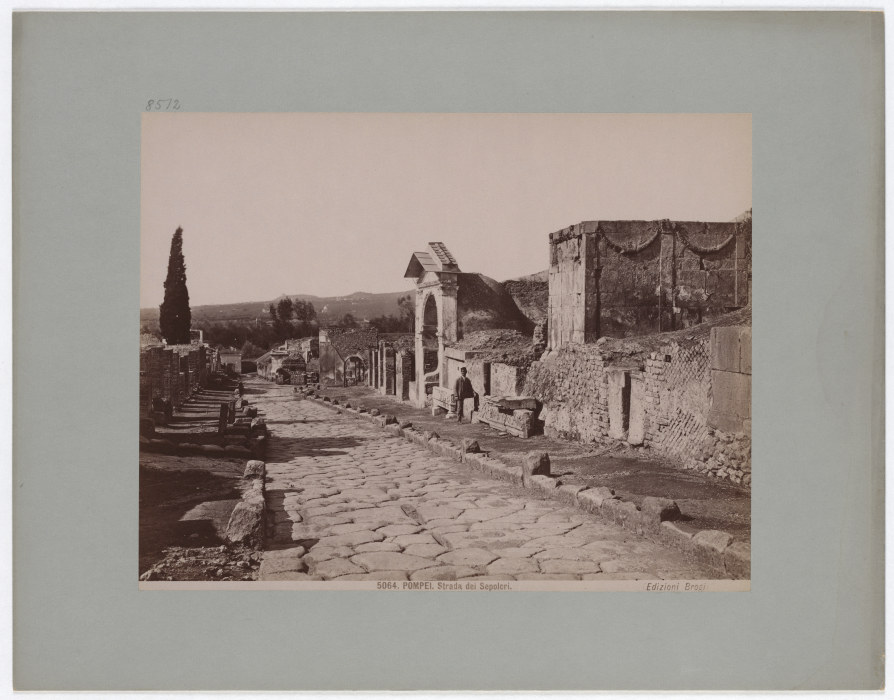 Pompeii: Sepulchre Road, No. 5064 od Giacomo Brogi