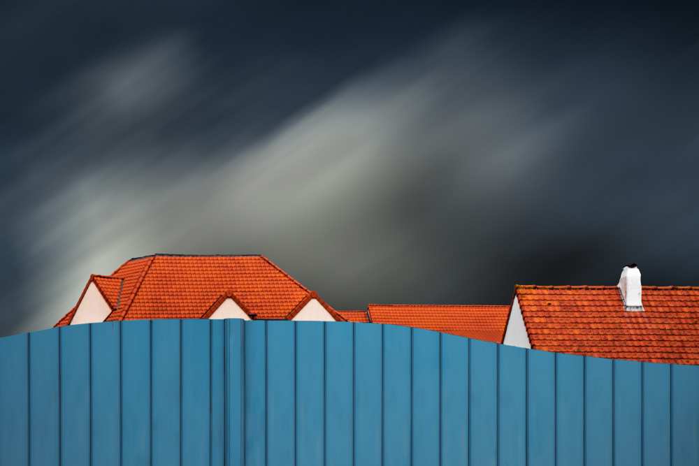 Living behind the fence od Gilbert Claes