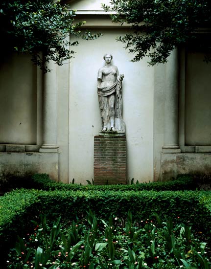 View of the garden, detail of a female antique statue, garden designed od Giorgio Vasari, GiacomoVignola and Bartolomeo Ammannati