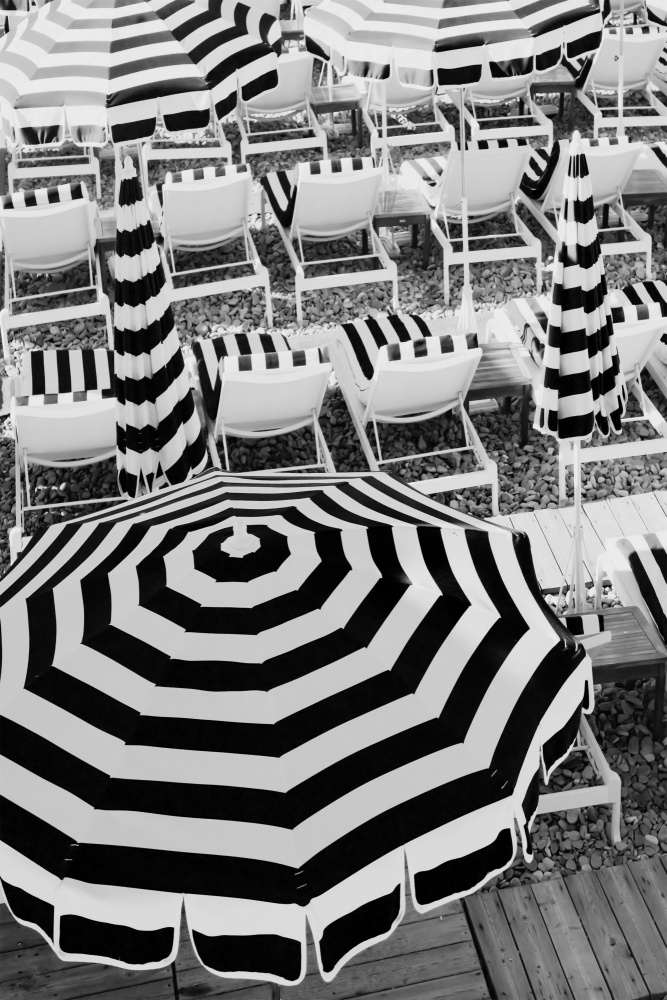 Black and White Beach Umbrellas od Grace Digital Art Co
