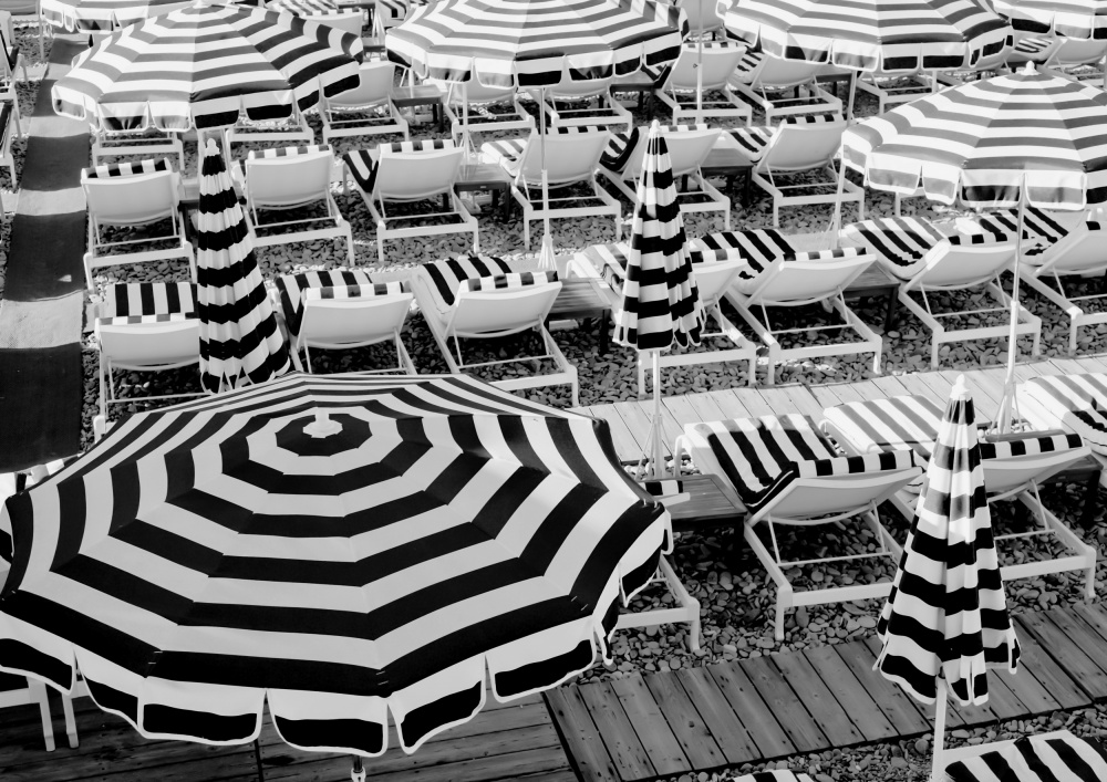 Black and White Beach Umbrellas II od Grace Digital Art Co
