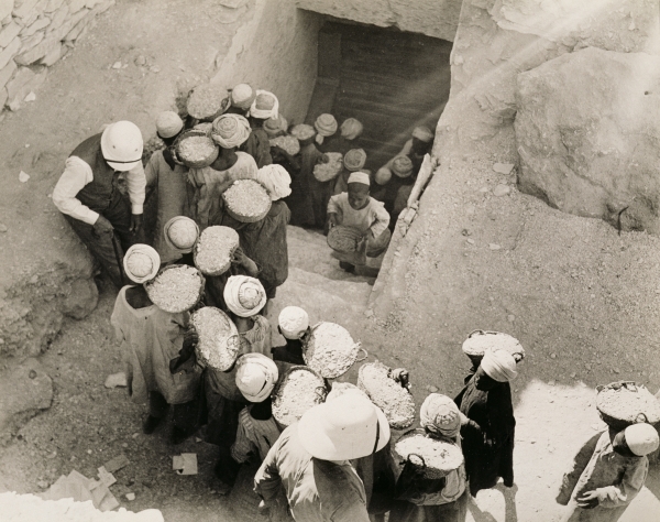 Closing the Tomb of Tutankhamun, Valley of the Kings, February 1923 (gelatin silver print)  od Harry Burton