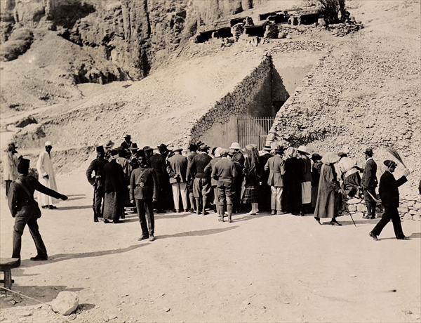 Crowd of interested spectators waiting outside the Tomb of Tutankhamun, Valley of the Kings (gelatin od Harry Burton