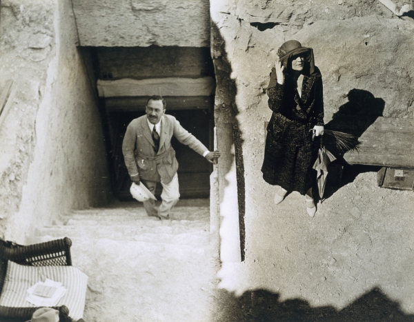 Lady Ribblesdale and Mr Stephen Vlasto at the Tomb of Tutankhamun, Valley of the Kings, 1923 (gelati od Harry Burton
