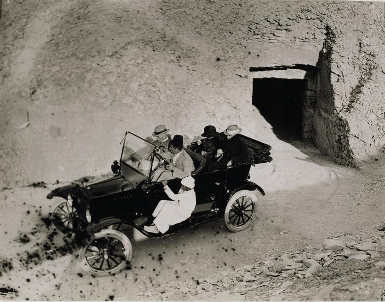 Lord Carnarvon''s first visit to the Valley of the Kings: Lord Carnarvon (1866-1923) and party in a  od Harry Burton