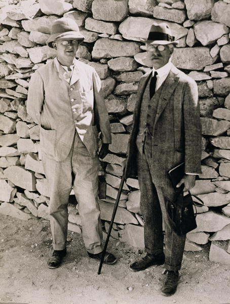 The Unofficial Opening of the Inner Chamber of the Tomb of Tutankhamun. Dr. A. Gardiner and Professo od Harry Burton
