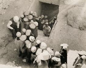 Closing the Tomb of Tutankhamun, Valley of the Kings, February 1923 (gelatin silver print) 