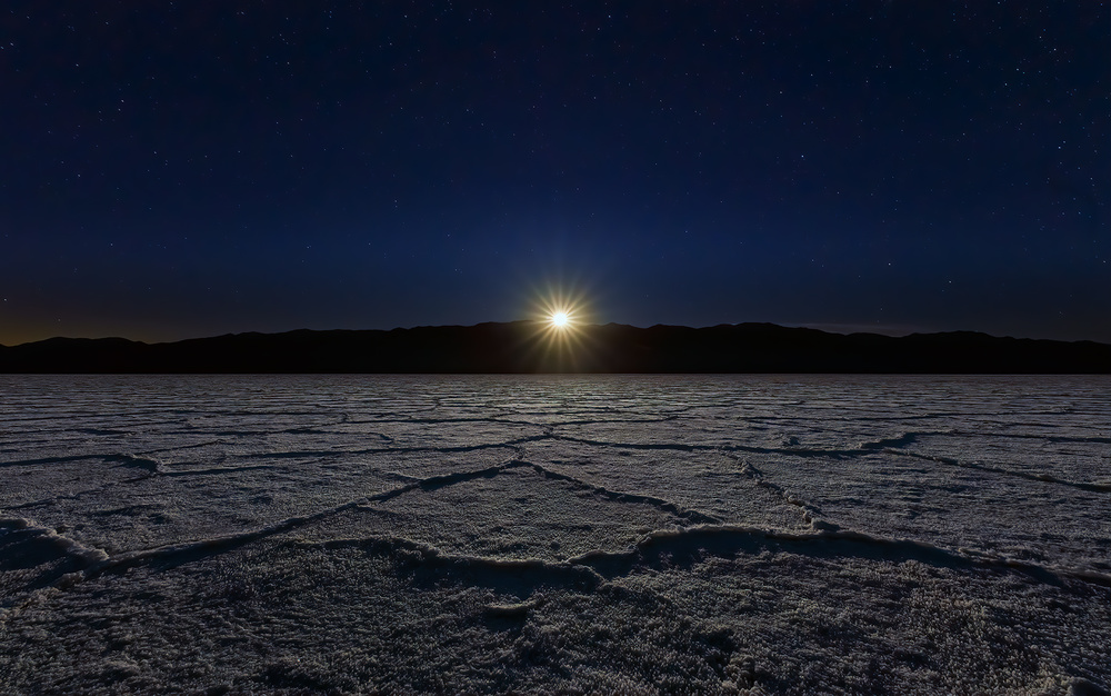 Moonset at Death Valley od Hua Zhu