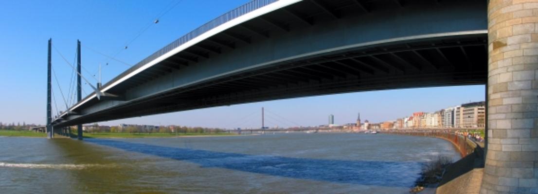 Rheinkniebrücke und Altstadtpanorama od Hubert Schunk