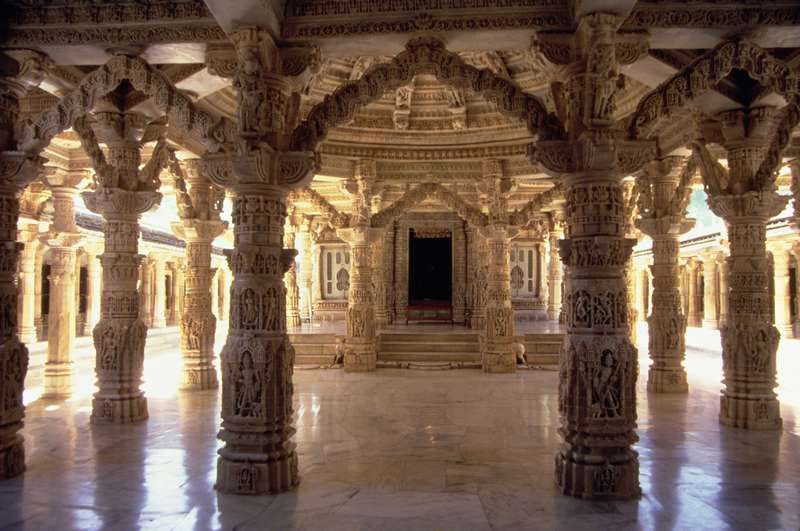 Interior of the Vimala Sha Temple (photo)  od Indian School