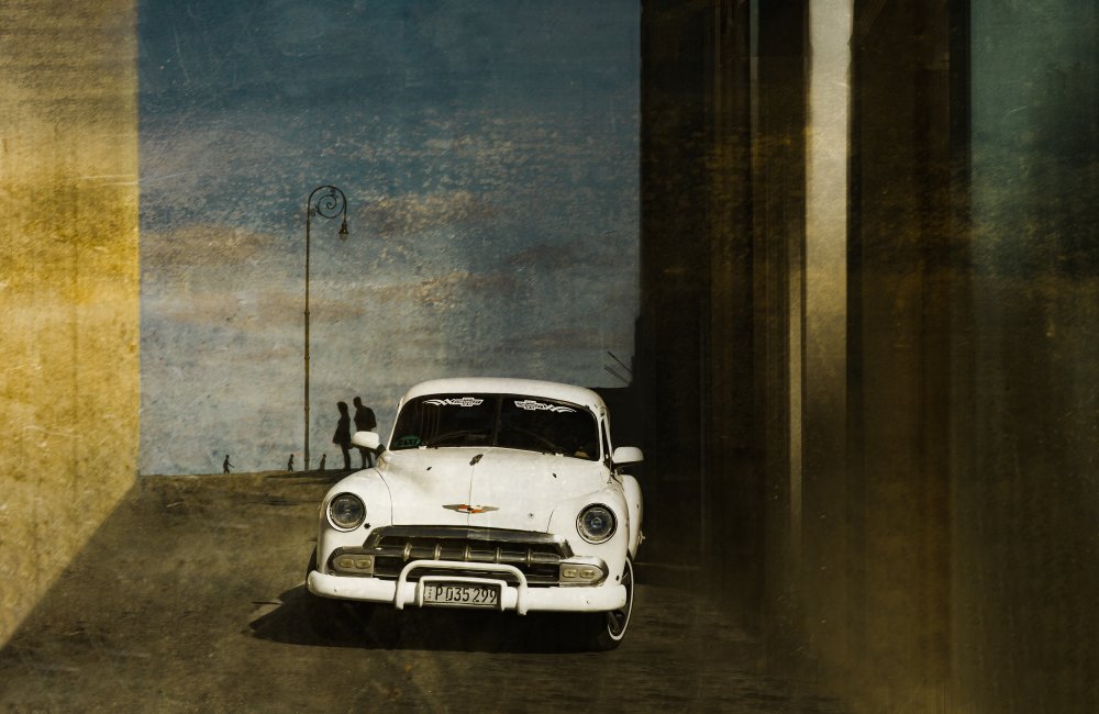 A white car in Havanna od Inge Schuster