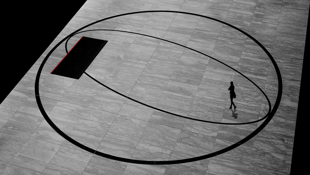 Woman in a circle od Inge Schuster