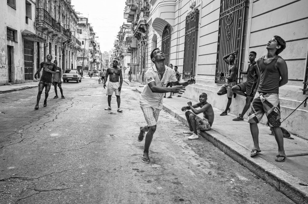 Street Games in Havana od Itzik Einhorn
