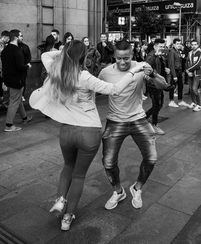 Dancing in the Street od Itzik Einhorn