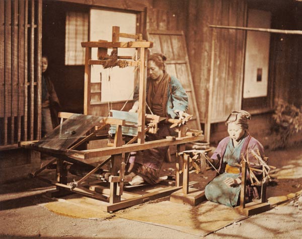 Japanese women weaving, c.1890 (hand-coloured photo) od Japanese Photographer, (19th century)