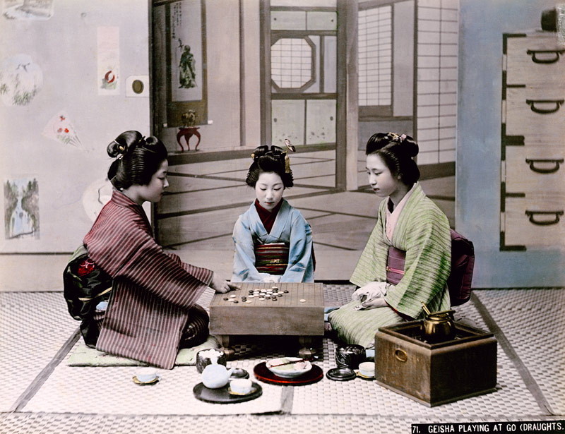 Geisha Girls Playing the Game of Go, c.1900 (hand coloured photo) od Japanese School, (20th century)